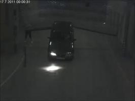 FAIL : Une voiture recule contre une porte...