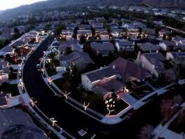 Un quartier résidentiel s'illumine pour Noël en Californie