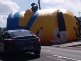 Attaque d'un Minion géant sur une route de Dublin