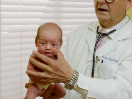 Un pédiatre montre comment calmer un bébé qui pleure